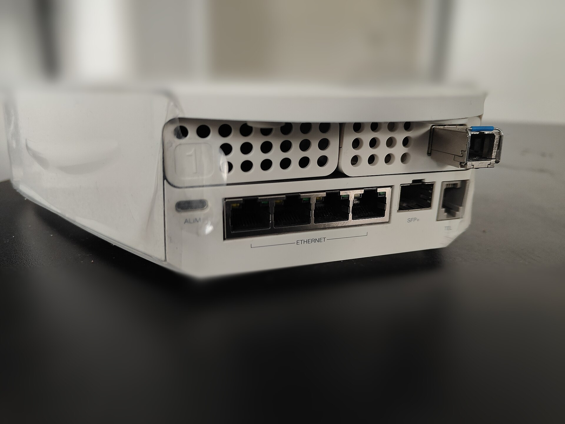 Face arrière d'une box Internet Freebox Delta avec ses ports Ethernet et SFP+