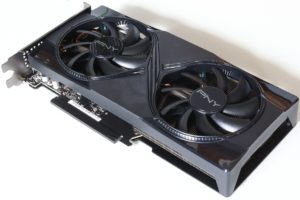 Carte graphique GeForce RTX 5060 Ti posee sur un plan de travail, composant dont le pilote se met a jour chez le fabricant