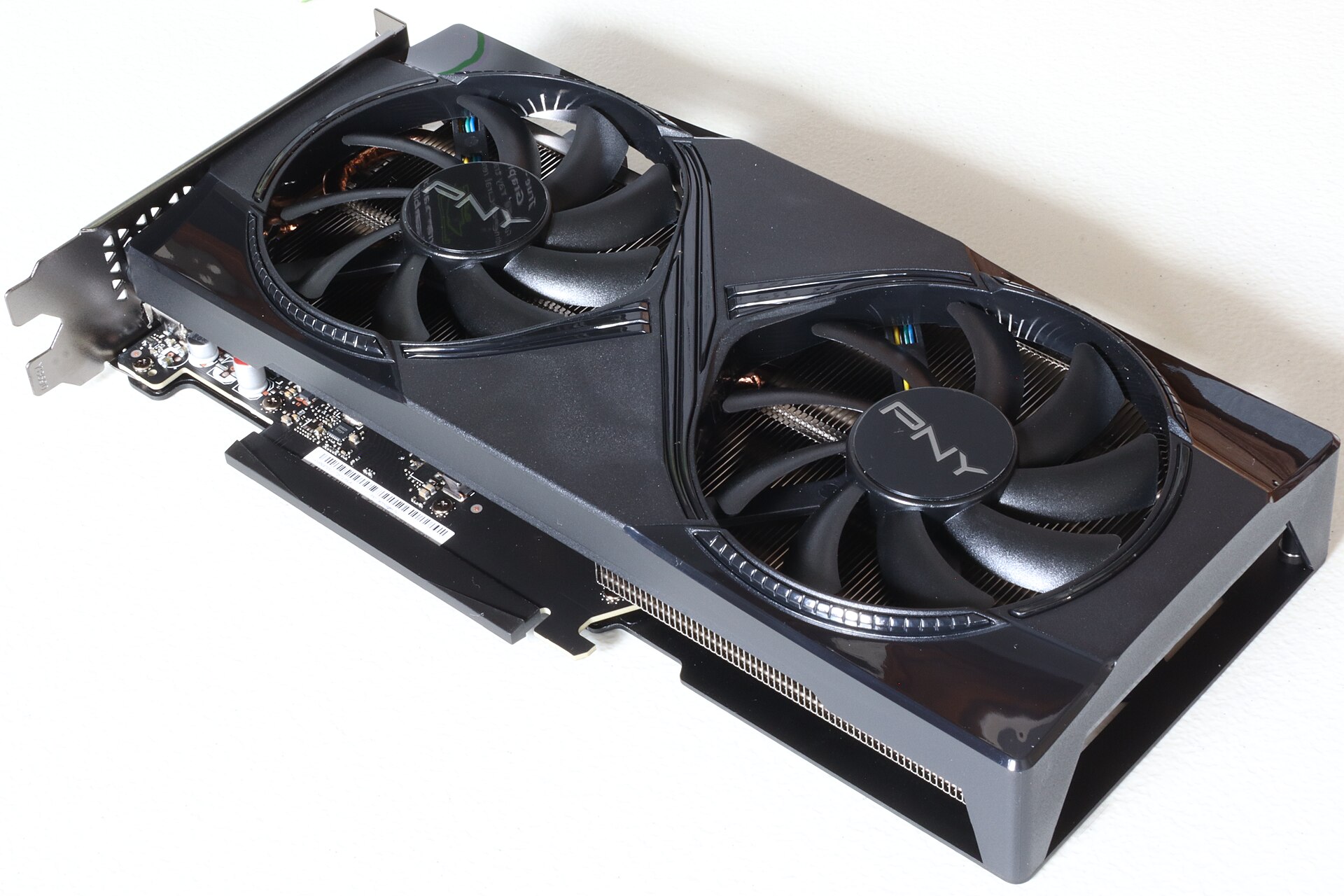 Carte graphique GeForce RTX 5060 Ti posee sur un plan de travail, composant dont le pilote se met a jour chez le fabricant