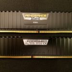Deux barrettes de memoire vive DDR4 posees a plat, materiel teste en cas d ecran bleu BAD_POOL_HEADER