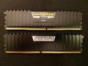 Deux barrettes de memoire vive DDR4 posees a plat, materiel teste en cas d ecran bleu BAD_POOL_HEADER