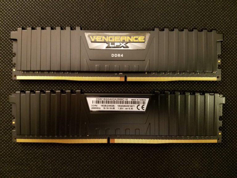 Deux barrettes de memoire vive DDR4 posees a plat, materiel teste en cas d ecran bleu BAD_POOL_HEADER
