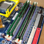 Barrettes de memoire vive DDR installees sur une carte mere d ordinateur de bureau