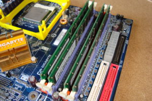 Barrettes de memoire vive DDR installees sur une carte mere d ordinateur de bureau
