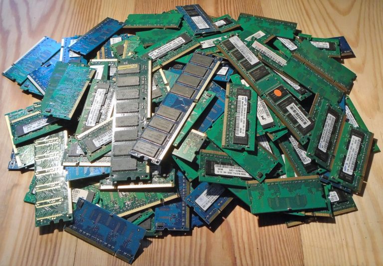 Barrettes de RAM pour ordinateur portable et de bureau posées en pile, matériel en cause dans l'écran bleu FAULTY_HARDWARE_CORRUPTED_PAGE