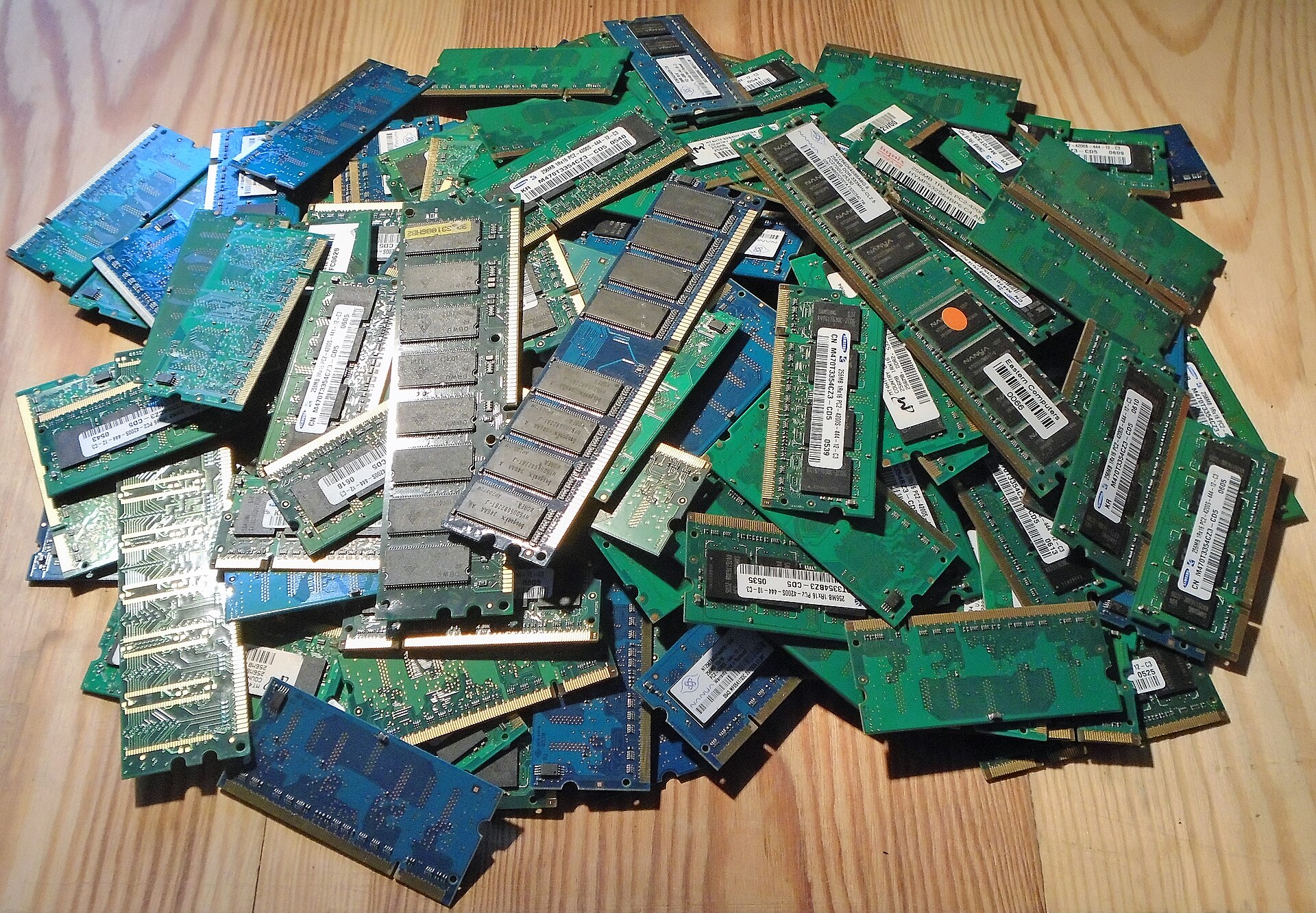 Barrettes de RAM pour ordinateur portable et de bureau posées en pile, matériel en cause dans l'écran bleu FAULTY_HARDWARE_CORRUPTED_PAGE