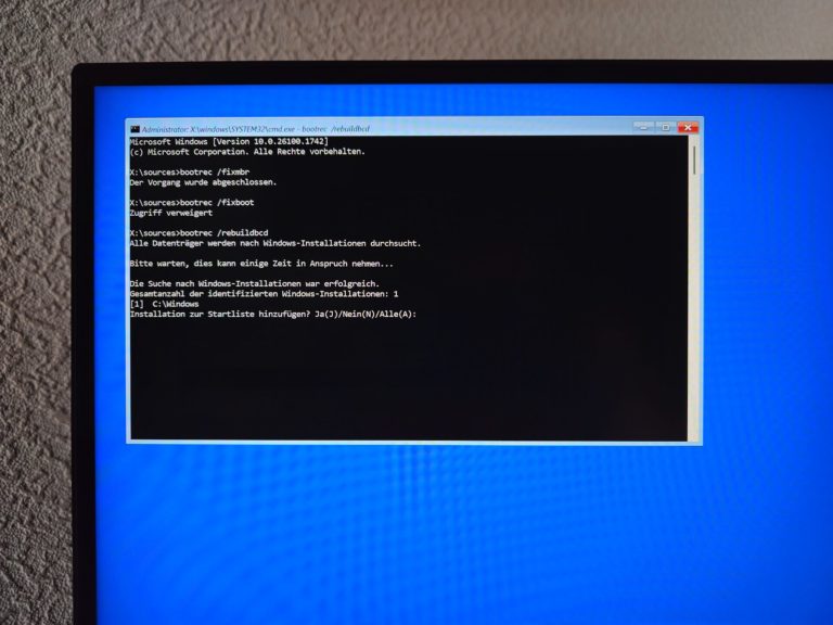 Invite de commandes de l'environnement de récupération Windows 11 exécutant bootrec /rebuildbcd