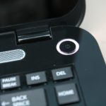 Bouton d alimentation d un ordinateur portable Toshiba Satellite vu de pres sur le chassis
