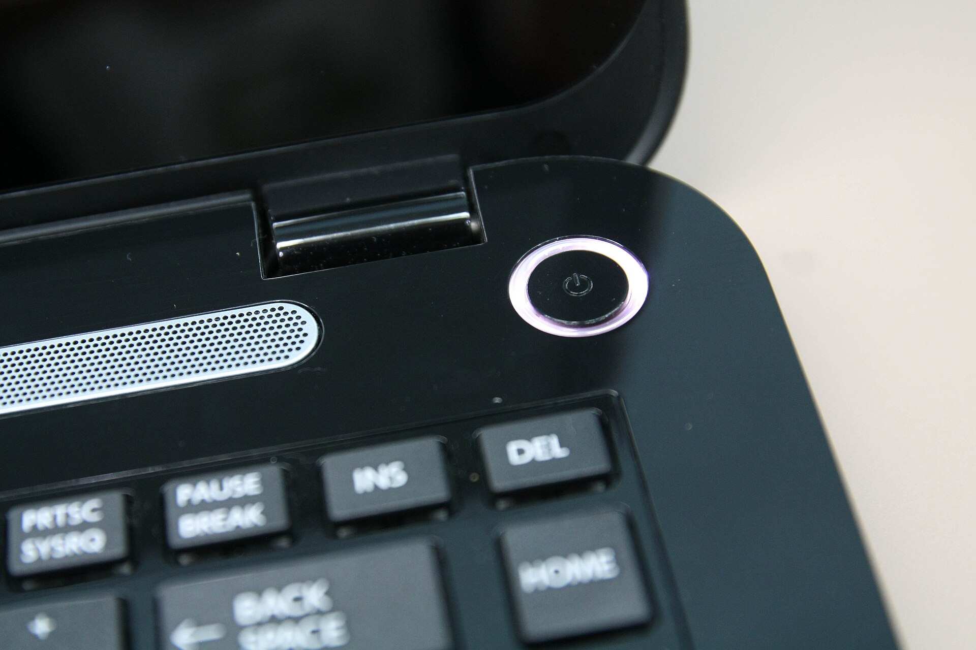 Bouton d alimentation d un ordinateur portable Toshiba Satellite vu de pres sur le chassis