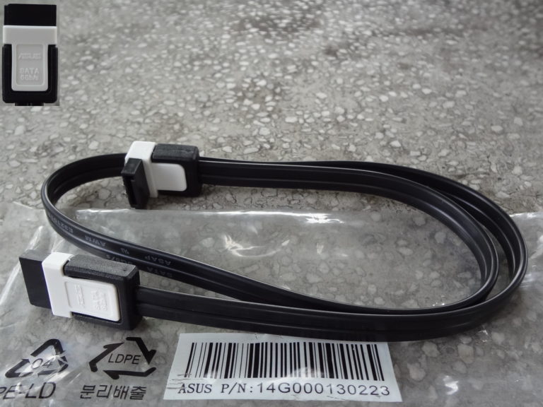 Cable de donnees SATA rouge pose a plat, connecteurs visibles aux deux extremites