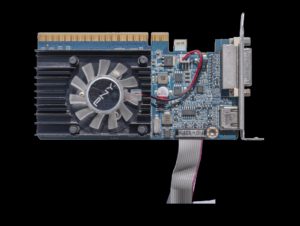 Carte graphique PNY GeForce 210 au format PCIe, avec sorties DVI, VGA et HDMI