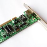 Photographie d une carte reseau PCI Ethernet avec son port RJ45 et son equerre de fixation
