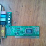 Carte son PCI posee sur un bureau, puce audio et connecteurs jack visibles