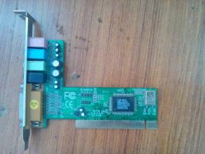 Carte son PCI posee sur un bureau, puce audio et connecteurs jack visibles