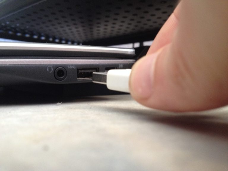 Cle USB branchee sur le port USB d'un ordinateur portable