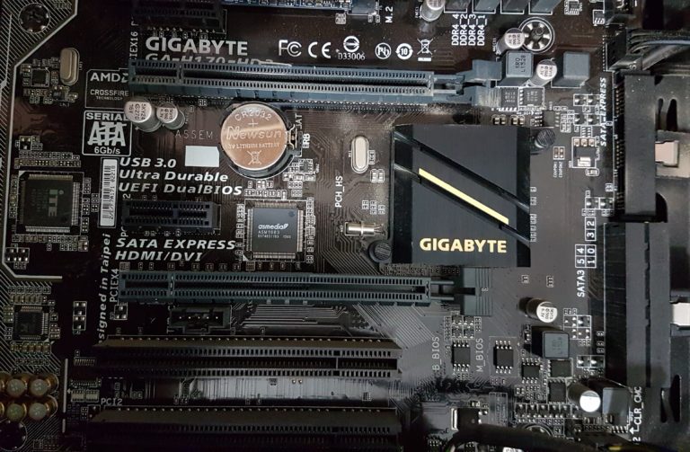 Connecteurs PCI Express et chipset d'une carte mère Gigabyte, emplacements concernés par l'attribution des ressources