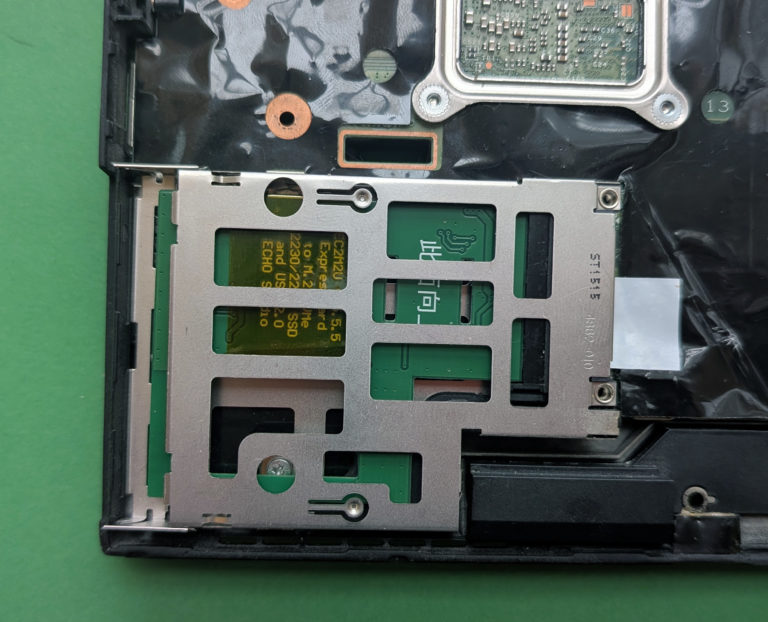 Adaptateur ExpressCard vers SSD M.2 NVMe installé dans un ThinkPad X220, périphérique dépendant de son pilote de contrôleur
