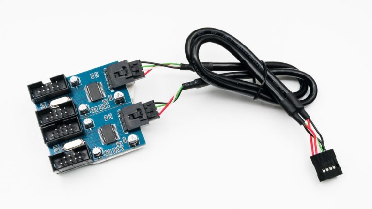 Répartiteur USB 2.0 interne avec sa nappe de connexion vers la carte mère