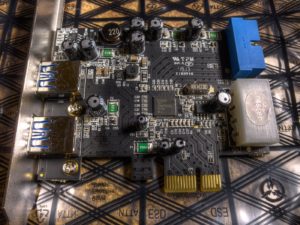 Carte d'extension PCI Express installee dans un ordinateur, exemple de peripherique concerne par un code 22