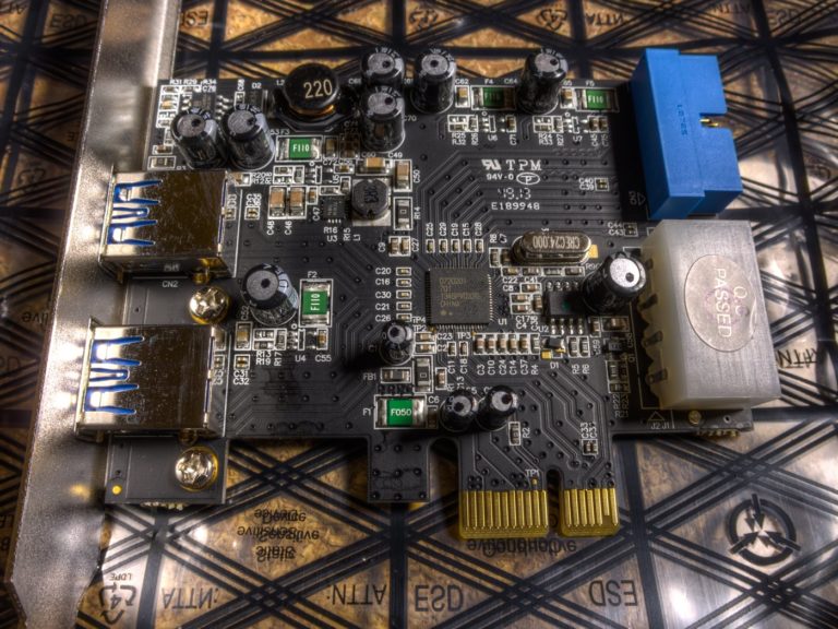 Carte d'extension PCI Express installee dans un ordinateur, exemple de peripherique concerne par un code 22