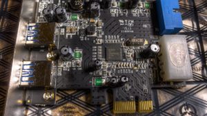 Carte d'extension USB 3 à connecteur PCI Express posée sur son emballage antistatique