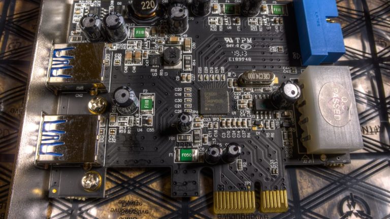 Carte d'extension USB 3 à connecteur PCI Express posée sur son emballage antistatique