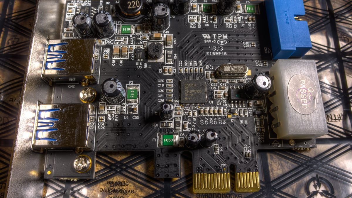 Carte d'extension USB 3 à connecteur PCI Express posée sur son emballage antistatique