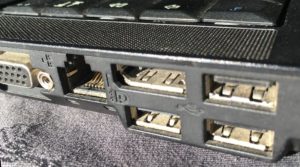 Ports VGA, Ethernet, DisplayPort et USB sur le flanc gauche d'un ordinateur portable ThinkPad T410