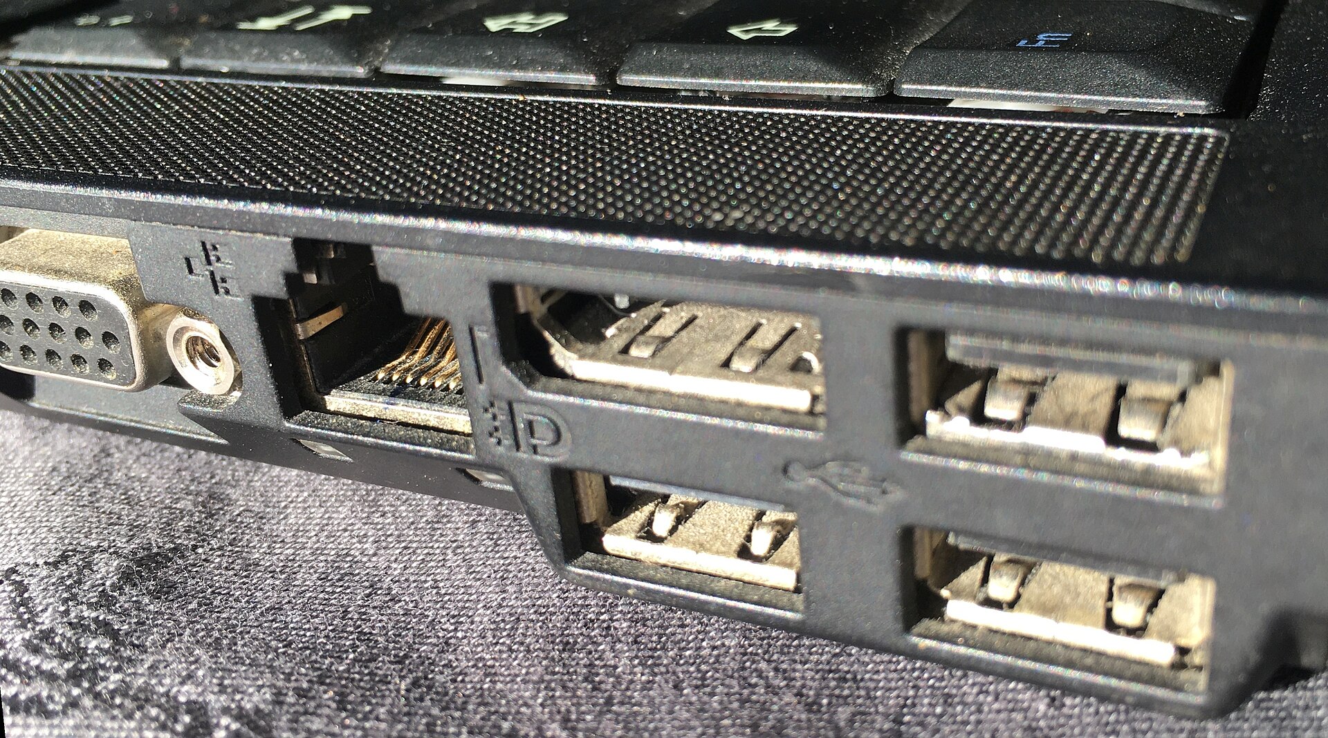 Ports VGA, Ethernet, DisplayPort et USB sur le flanc gauche d'un ordinateur portable ThinkPad T410