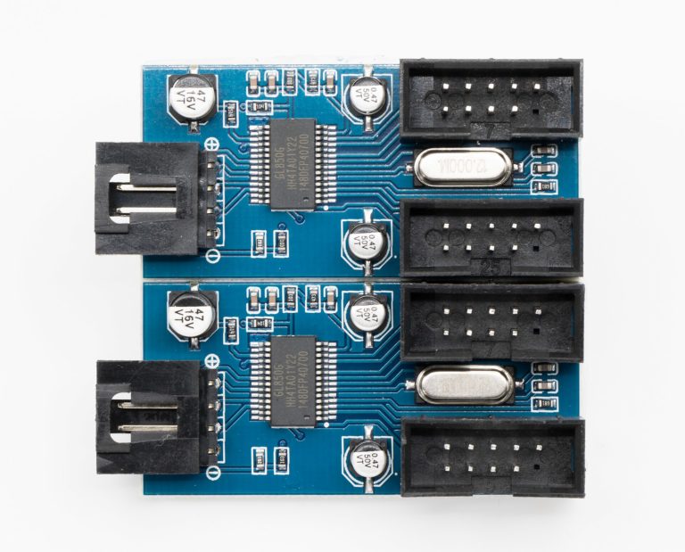 Hub USB 2.0 avec plusieurs ports utilisés pour connecter des périphériques
