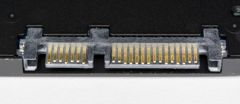 Connecteur SATA de donnees et d alimentation vu de pres sur un disque SSD 2,5 pouces