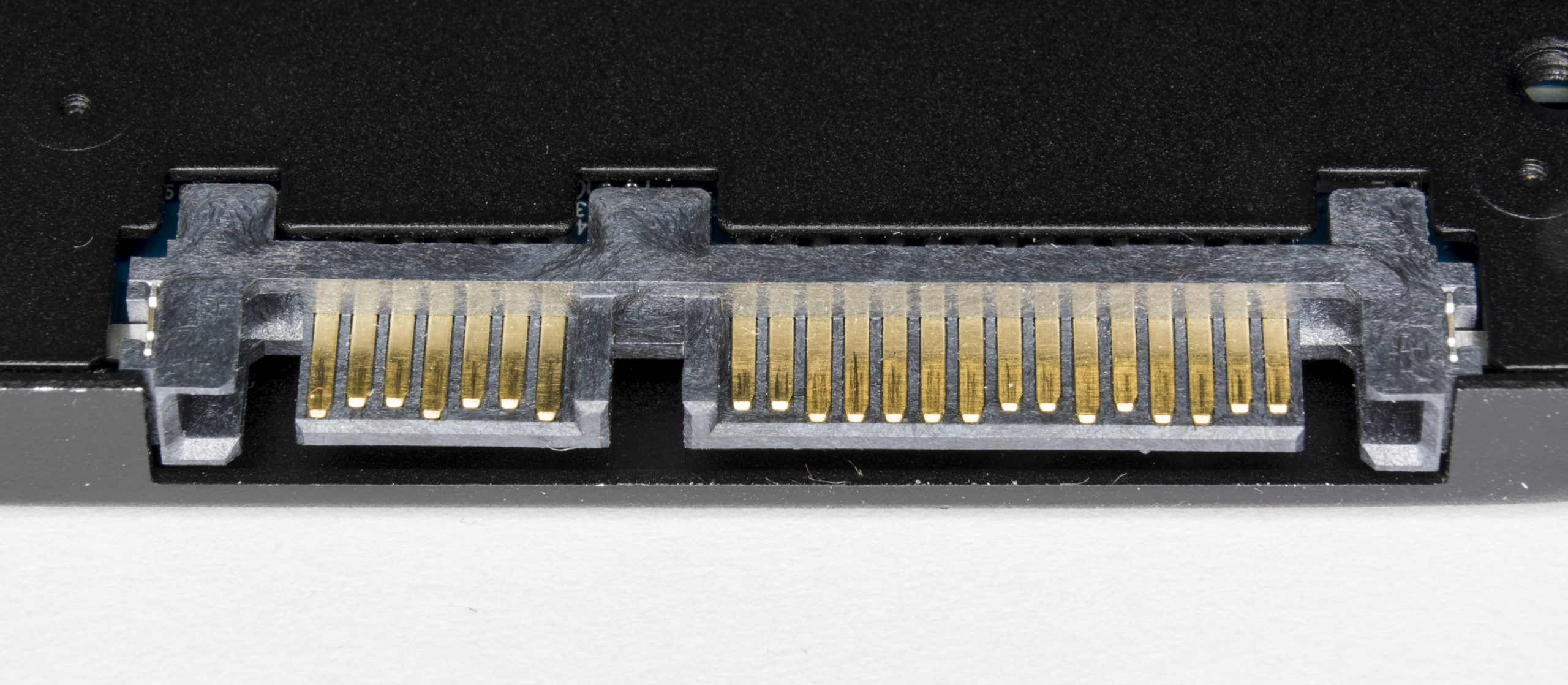 Connecteur SATA de donnees et d alimentation vu de pres sur un disque SSD 2,5 pouces