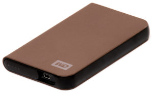 Disque dur externe USB pose a plat avec son cable de raccordement visible