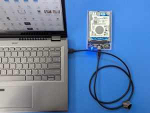 Disque dur WD Blue relie a un ordinateur portable par adaptateur USB-C avant partitionnement