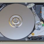 Disque dur d'ordinateur portable ouvert montrant le plateau et le bras de lecture