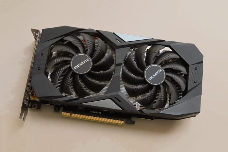 Carte graphique Gigabyte GTX 1660 Ti hors du boîtier, composant visé par les codes d'arrêt liés au pilote d'affichage