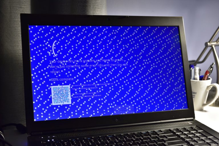 Ordinateur portable Dell affichant un ecran bleu Windows 10 avec code QR et code d arret