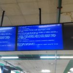Écran bleu de la mort affiché sur un écran public, illustration générique
