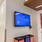 Ecran bleu Windows affiche sur un ecran mural, message your device ran into a problem and needs to restart