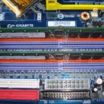 Barrettes de mémoire vive installées dans les emplacements d'une carte mère