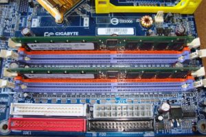 Barrettes de mémoire vive installées dans les emplacements d'une carte mère