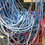 Baie de serveurs avec un enchevetrement de cables reseau, illustration des erreurs de resolution de nom de Windows Update