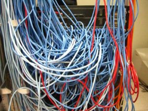 Baie de serveurs avec un enchevetrement de cables reseau, illustration des erreurs de resolution de nom de Windows Update