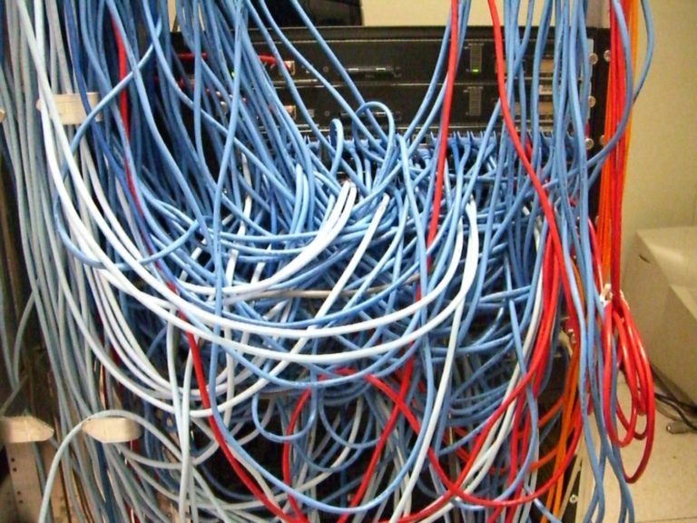 Baie de serveurs avec un enchevetrement de cables reseau, illustration des erreurs de resolution de nom de Windows Update