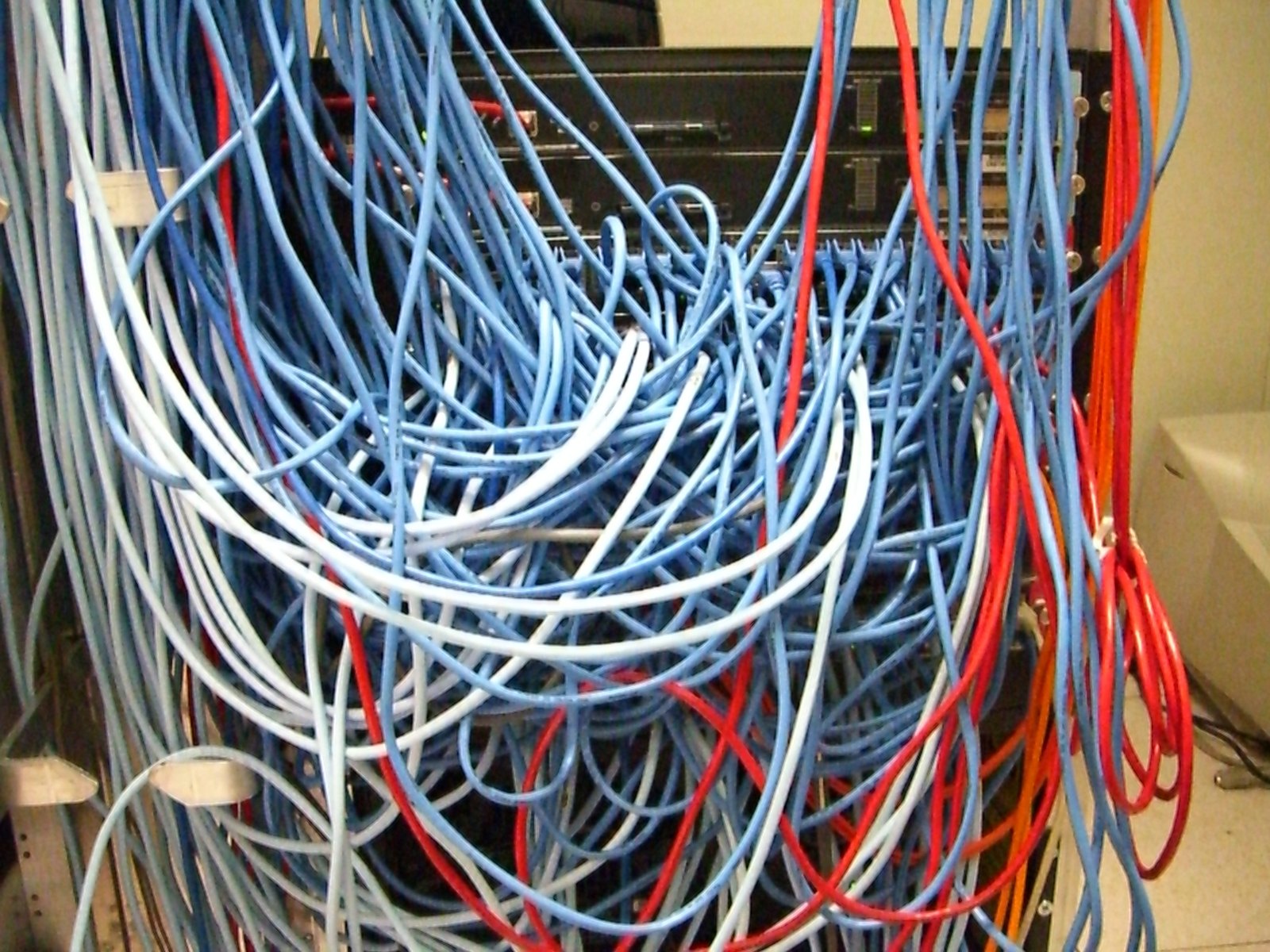 Baie de serveurs avec un enchevetrement de cables reseau, illustration des erreurs de resolution de nom de Windows Update