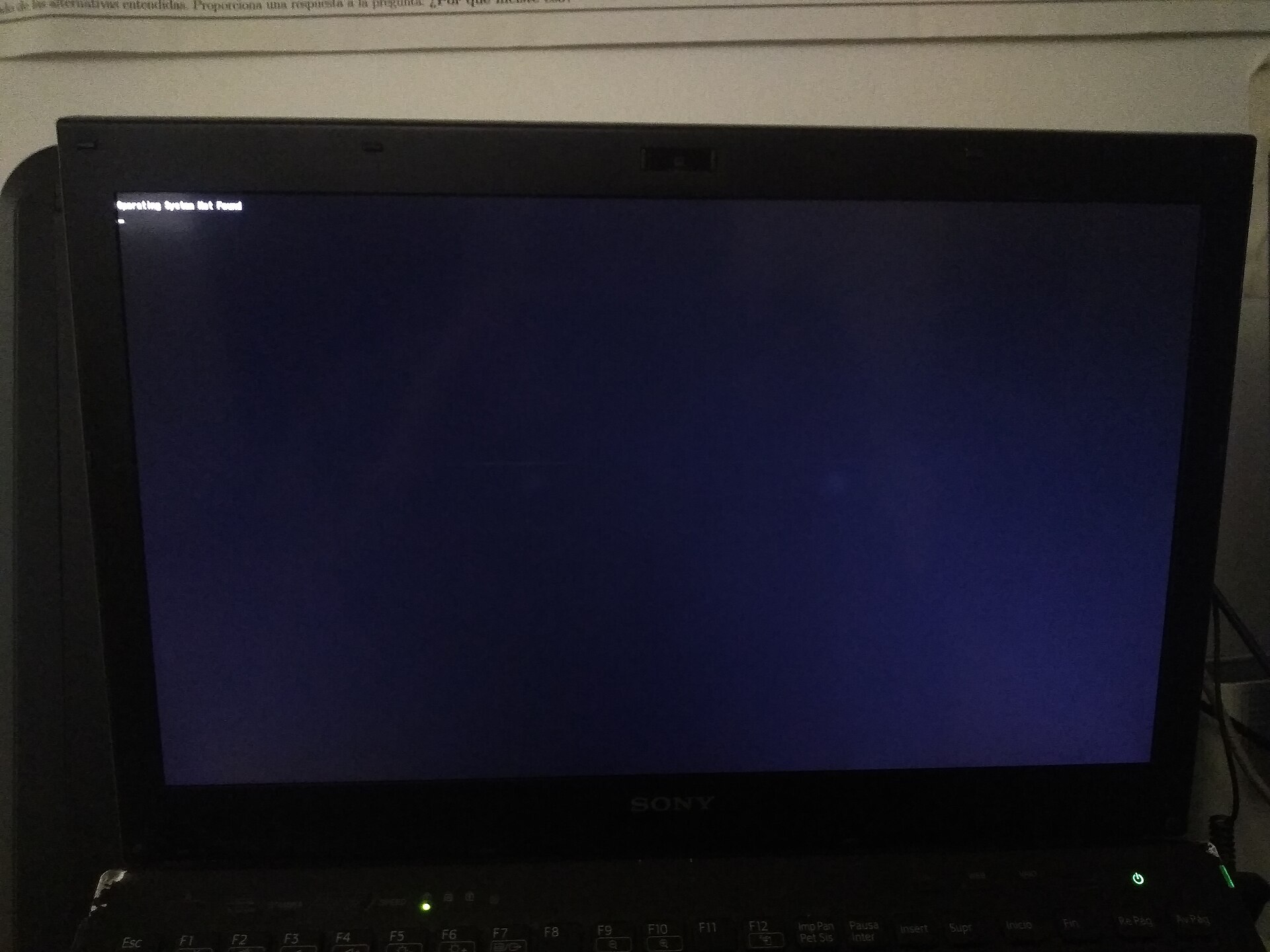Écran noir affichant le message Operating System Not Found sur un ordinateur qui ne démarre plus