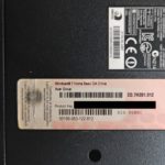 Étiquette de licence Windows avec clé de produit sous un ordinateur portable