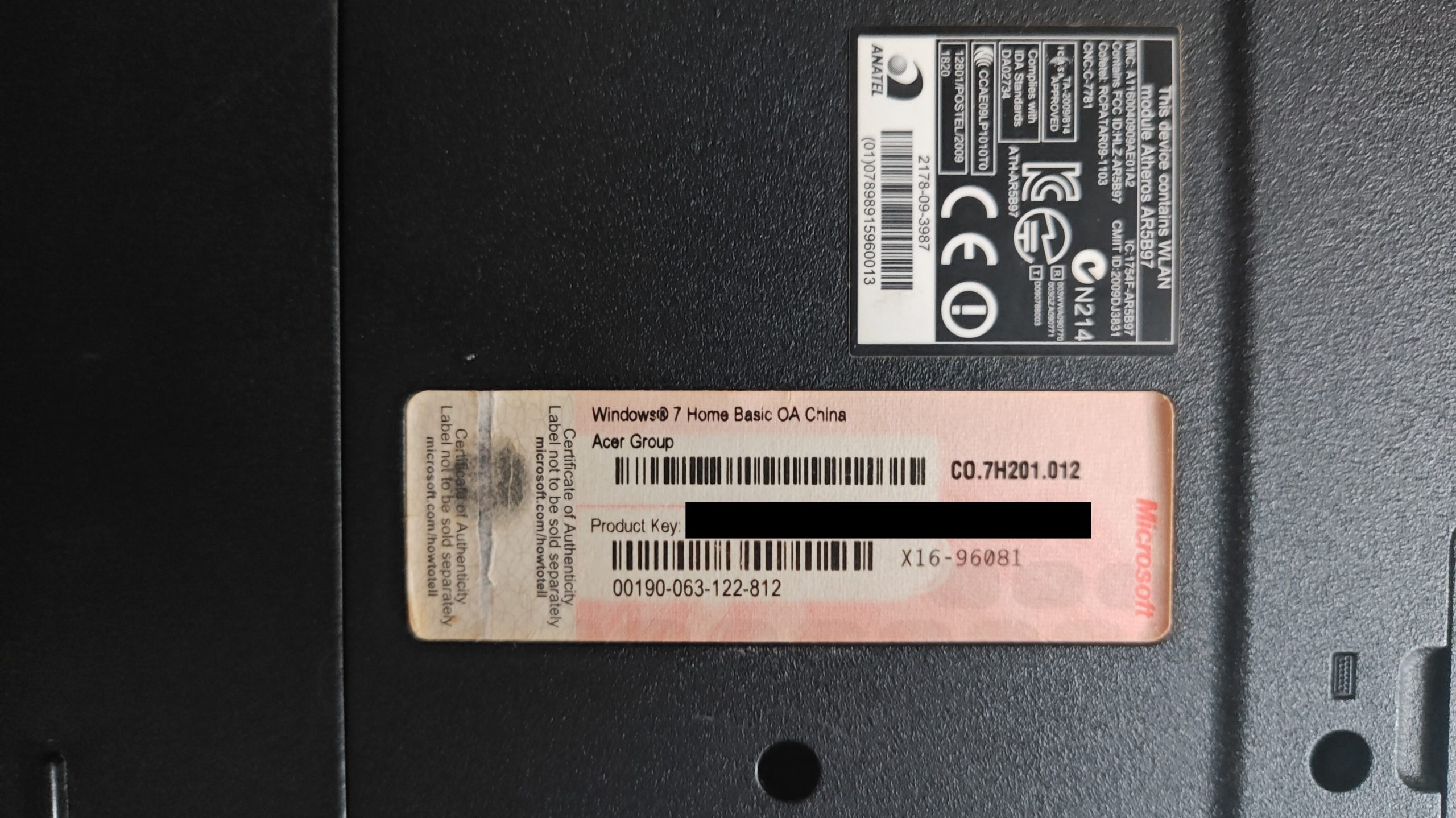 Étiquette de licence Windows avec clé de produit sous un ordinateur portable