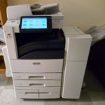 Imprimante multifonction de bureau raccordee au reseau de l'entreprise