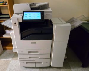 Imprimante multifonction de bureau raccordee au reseau de l'entreprise